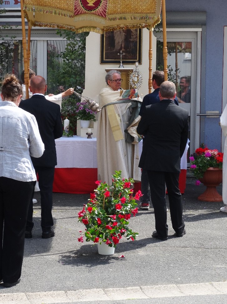 Padre Gabriel mit Monstranz